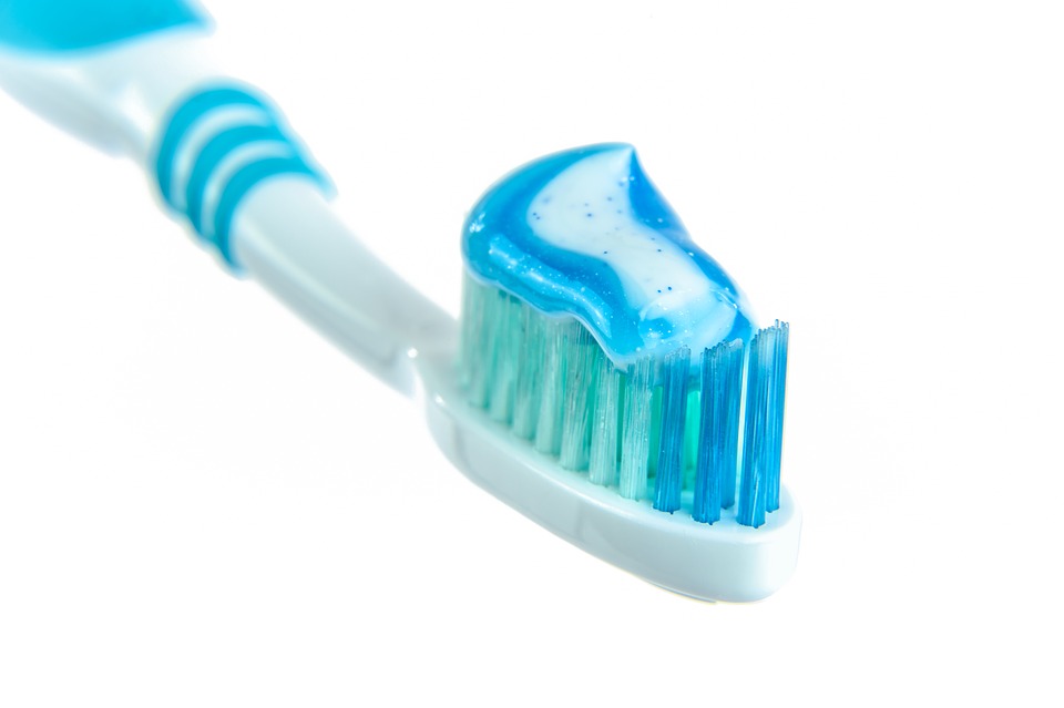 How You Should Really Be Cleaning Your Toothbrush